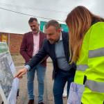 José Luis Agea y David Rodríguez contemplan los detalles del proyecto. / Diputación de Jaén.