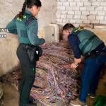 Agentes de la Guardia Civil requisan el cobre interceptado en la operación. 