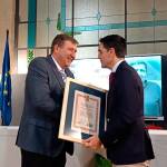 El cronista recibe el título de manos del alcalde, Marino Aguilera. / Juan Rafael Hinojosa.