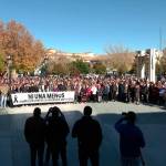 Minuto de silencio en Campillos tras el asesinato de una joven de 25 años supuestamente por su expareja, que se entregó en un cuartel de la Guardia Civil en Martos. / Europa Press.