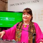 Pilar Parra informa de los asuntos del pleno del 5 de mayo. / Diputación de Jaén.