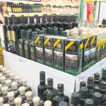 Aceite de oliva envasado en el lineal de un supermercado. / Archivo Diario JAÉN.