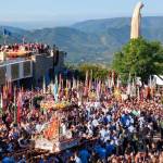 La Virgen de la Cabeza, rodeado de fieles junto al santuario. / M. Rosa.