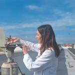 La alergóloga Pilar Lara en la estación medidora instalada en el Hospital Universitario Virgen Macarena de Sevilla. / Europa Press.