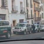 Coches de la Guardia Civil durante la redada en Alcalá la Real.