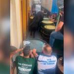 Captura de pantalla del instante en el que el toro salta los bidones de seguridad. 