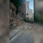 Dos efectivos del cuerpo de Bomberos de Jaén se emplean a fondo para quitar las piedras. / Bomberos de Jaén.