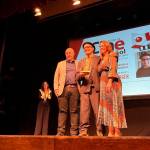 Pablo Berger (centro) junto al alcalde de Cazorla, Jose Luis Olivares, y África Colomo, diputada de Cultura y Deportes. / Diputación de Jaén.