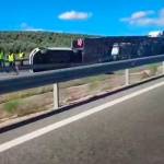 Accidente entre un camión y varios vehículos en la A-44 que terminaron volcados.