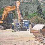 Estado en el que se encuentra la estructura donde irá ubicada el futuro supermercado Lidl, en la parcela 2; y obreros hacen trabajos de cimentación en la parcela 3. / F.Gaitán / Diario JAÉN.