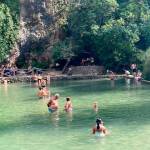 El Charco de la Pringue acoge a numerosos bañistas que hacen frente al calor. / Juanfran Paredes / Diario JAÉN.