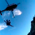 Un agente de la Guardia Civil baja desde el helicópero para efectuar el rescate.