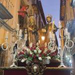 Los patrones procesionan por las calles de Torredonjimeno. 