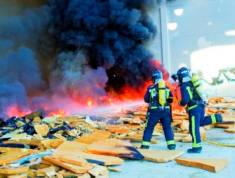 Los Bomberos de Jaén durante otro de los incendios en la planta.