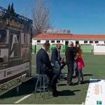 Abrazo de Víctor Manuel y una representante de la Residencia Alma. / Diario JAÉN