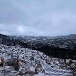 Vista de Torres y alrededores cubiertos con un manto de nieve, durante el día de ayer. / Paco Morales.