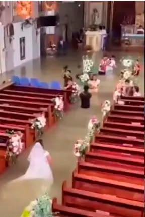 <i>Imágenes de la llegada de la novia al altar entre las inundaciones de la iglesia. / @tvaztecayucatan.</i>