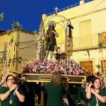 San Isidro, sobre los hombros de sus anderas, por las calles de Jamilena. / A. I. Bravo / Diario JAÉN. 