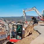 Trabajos de reconstrucción del muro ubicado en la calle Cruces tras su derrumbe parcial. / Ayuntamiento de Alcalá la Real.
