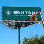Operarios instalan el nuevo cartel del rebautizado Parque Científico Tecnológico del Transporte Santana en Linares. / Emprende en Linares.