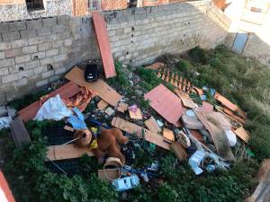 BASURA. Tablas de madera, colchones, mantas y telas de todo tipo, cestas de mimbre y hasta un gran oso de peluche, entre los desechos que hay en el solar.