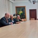 Manuel Fernández escucha, atentamente, las intervenciones de los empresarios invitados a la jornada informativa. 