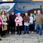 Vecinos de Porcuna posan ante el autobús de Diario JAÉN con diverso material promocional de la Feria de los Pueblos junto a su alcalde, la diputada Lourdes Martínez y Manuela Rosa.