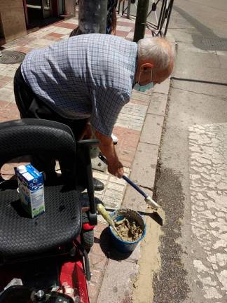 Un hombre crea su propia rampa en la Avenida de Andalucía