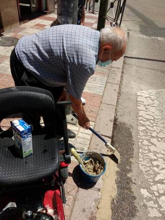 Un hombre crea su propia rampa en la Avenida de Andalucía