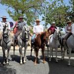 Ataviados con sombreros y botas camperas, multitud de jinetes y amazonas se dejaron ver por el paseo del recinto ferial con sus caballos engalanados para la ocasión. / Ayuntamiento de Arjona.