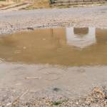 Cruce de caminos entre Frailes y Noalejo, con la ermita de los santones, al fondo, que refleja el charco. / Diario JAÉN.