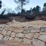 Muro de piedra construido en la carretera entre Jaén y Los Villares. / Junta de Andalucía.