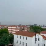 Cielo encapotado mientras llueve sobre la ciudad y, en el horizonte, sobre la sierra. / Captura del vídeo / Diario JAÉN.