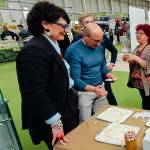 Instantes previos a la degustación de quesos y miel de Valdepeñas de Jaén. / F. Gaitán.