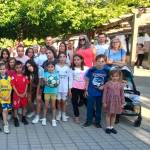 Numerosos padres, con sus hijos y residentes en la zona, juntos en la Plaza Virgen del Carmen del barrio de Santa Isabel. / F. Gaitán / Diario JAÉN. 