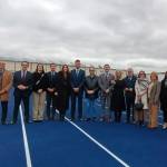 La consejera de Cultura y Deportes, Patricia del Pozo, flanqueada por el alcalde de La Carolina, Cristóbal Pérez; el delegado de Gobierno de la Junta en Jaén, Jesús Estrella; el delegado territorial de Cultura y Deportes, José Ayala, y concejales del Ayuntamiento carolinense. / F. Gaitán / Diario JAÉN.