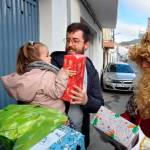 FOTOGALERÍA. Los Reyes Magos entregan casa por casa los regalos a los niños de Chilluévar. / F. Gaitán / Diario JAÉN.