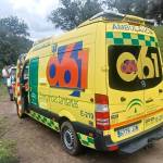 Una ambulancia, instantes antes de evacuar a una mujer en Lugar Nuevo. / F. Gaitán.