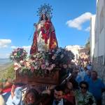 La parihuela avanza por una calle hacia abajo antes de llegar a las empinadas escaleras previas a la entrada en la iglesia de Nuestra Señora del Collado. / F. Gaitán / Diario JAÉN.