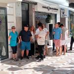 Colas en la puerta de la tienda del Real Jaén en la calle Bernabé Soriano de la capital. / F.Gaitán / Diario JAÉN. 