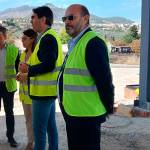 Julio Millán observa los planos del futuro parque comercial Viktoria Park. / F. Gaitán / Diario JAÉN.