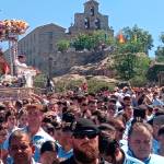 La Virgen de la Cabeza, rodeado de fieles junto al santuario. / M. Rosa.