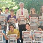Alumnos del curso de Sexto de Primaria, junto a Lourdes Martínez, Antonia Romero y el director de Diario JAÉN, Juan Espejo, enseñan la edición impresa del periódico.