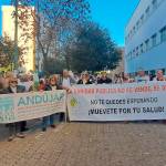 Representantes de la Plataforma por la Sanidad Pública y de Calidad de Jaén se concentran esta tarde frente a la Facultad de Medicina en Sevilla.