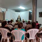 Asistentes a uno de los rezos diarios dedicados a la Virgen María, en la Casa Hermandad de la Cofradía de Nuestra Señora de los Dolores.