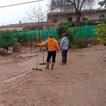 Los vecinos limpian el barro de los enclaves anegados. / Fotografías: Fernando Cano.