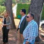 La delegada de Sostenibilidad y Medio Ambiente, María José Lara (c), en una visita al CREA Quiebrajano. Archivo. / Junta de Andalucía.