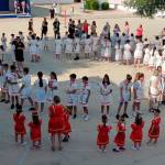 Alumnos y profesores representan las danzas de las tres civilizaciones en el patio del Colegio de Educación Infantil y Primaria San José Artesano.