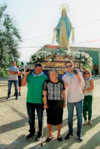 <i>Tres generaciones juntas delante de La Milagrosa; en el recuerdo el abuelo Carlos.</i>