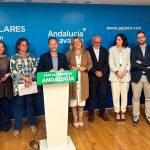 Erik Domínguez, Catalina García y Jesús Estrella junto a los miembros que componen la lista electoral del PP por la circunscripción de Jaén. / F. J. Marín.